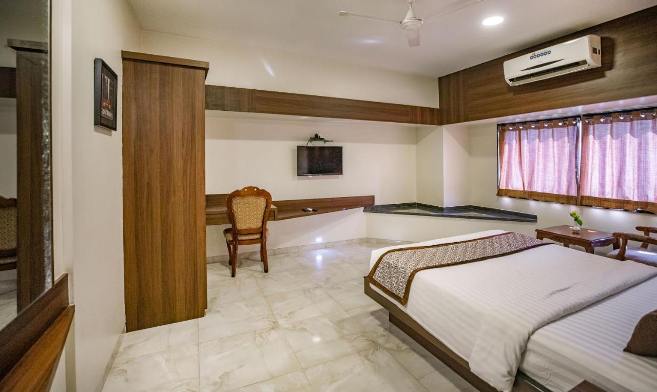 Hotel 24 Seven Nashik Buitenkant foto