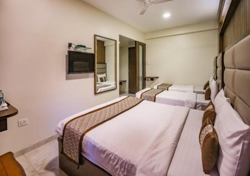 Hotel 24 Seven Nashik Buitenkant foto