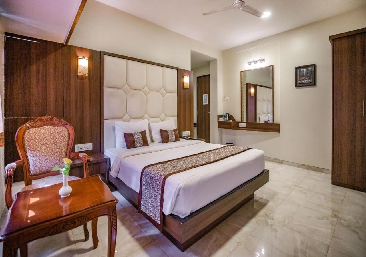 Hotel 24 Seven Nashik Buitenkant foto