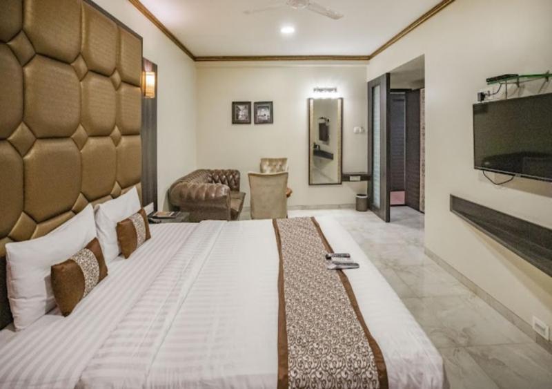 Hotel 24 Seven Nashik Buitenkant foto