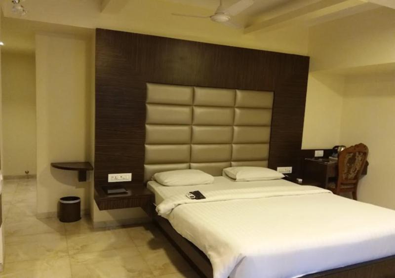 Hotel 24 Seven Nashik Buitenkant foto