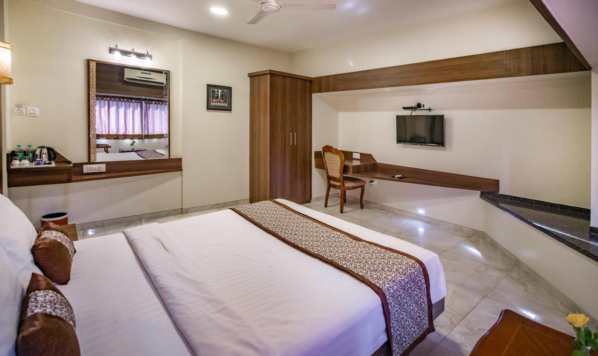 Hotel 24 Seven Nashik Buitenkant foto