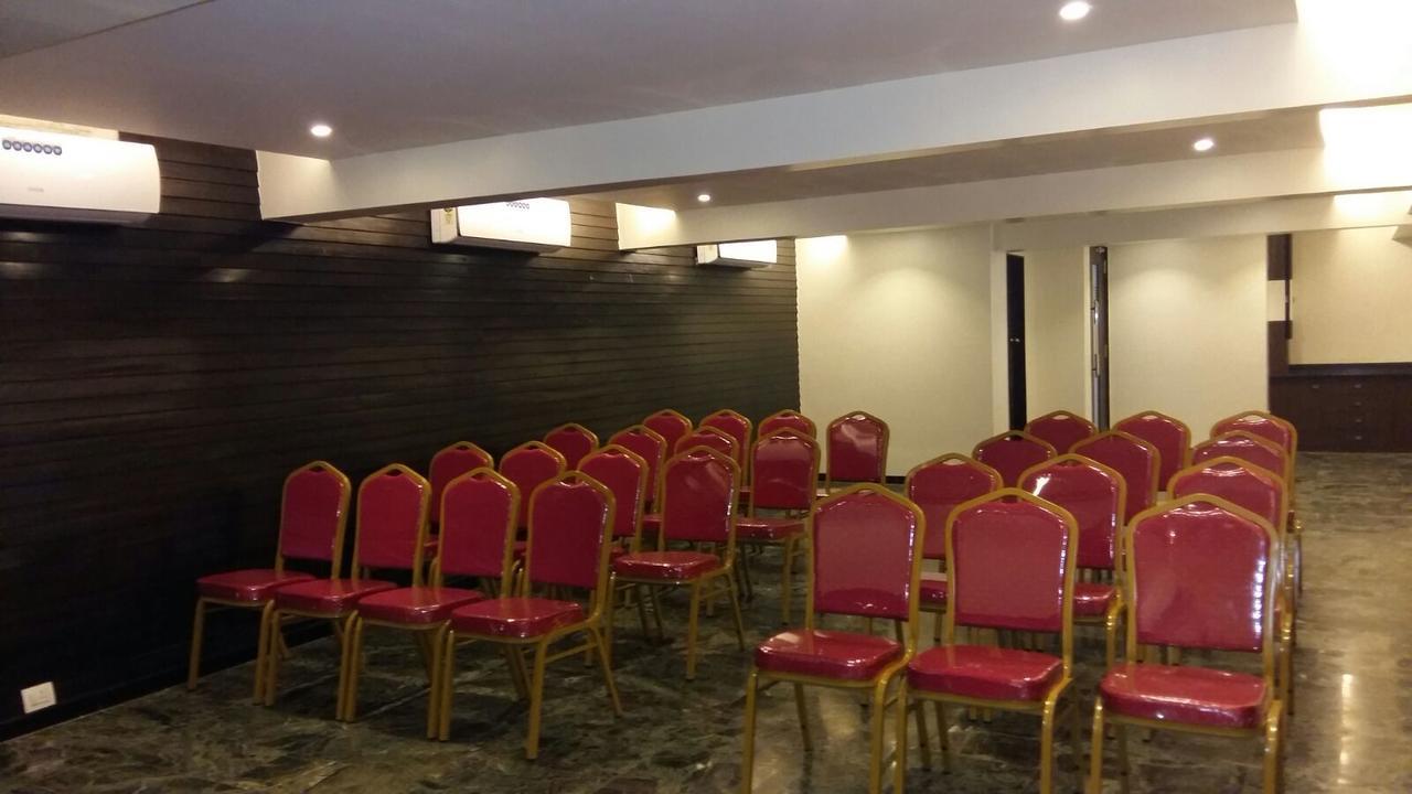 Hotel 24 Seven Nashik Buitenkant foto