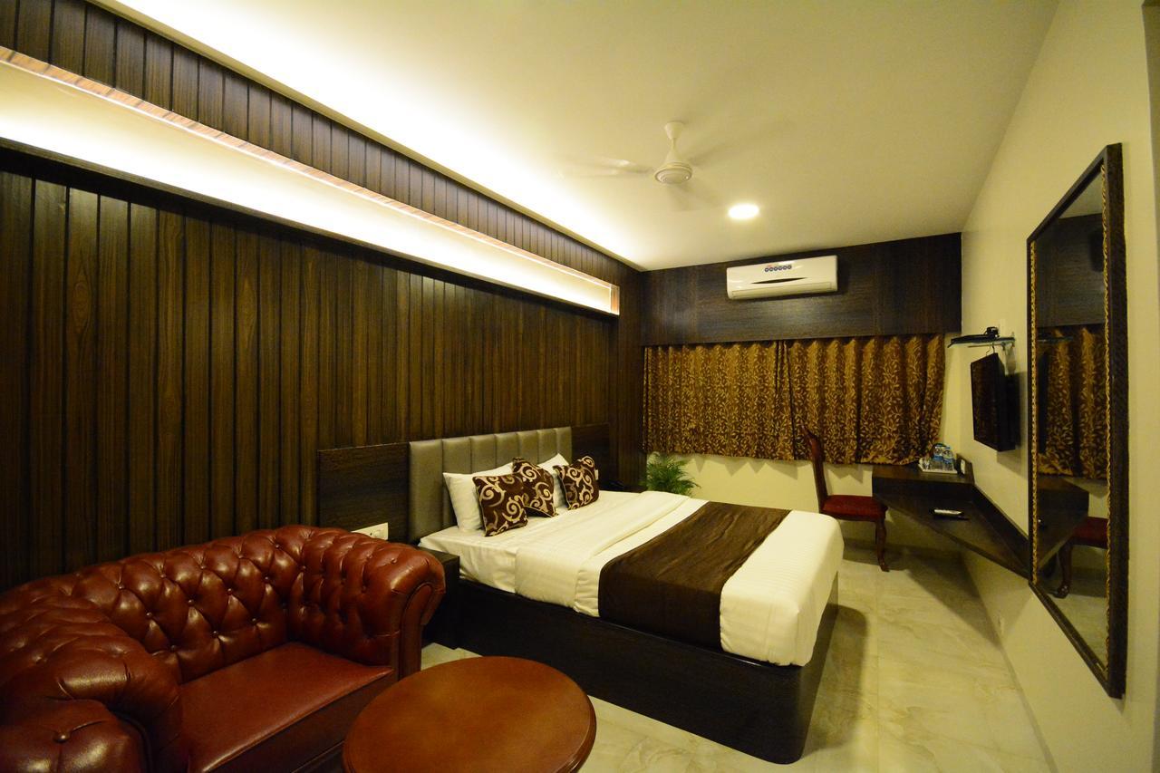 Hotel 24 Seven Nashik Buitenkant foto